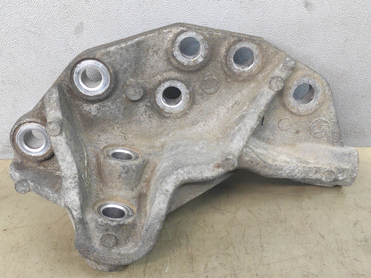 кронштейн двигателя Suzuki Kizashi 1 поколение 2012, 2.4 л., J24B, бензин, АКПП, красный, седан, полный привод - фото №1