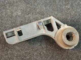 кронштейн глушителя Opel Astra K 2016, 13453255