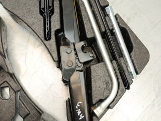 домкрат Volkswagen Touareg 2 поколение [рестайлинг] 2015, 3.0 л., TDi, CVVA, дизель, АКПП, серый, внедорожник 5 дв., полный привод, 7P6011031A