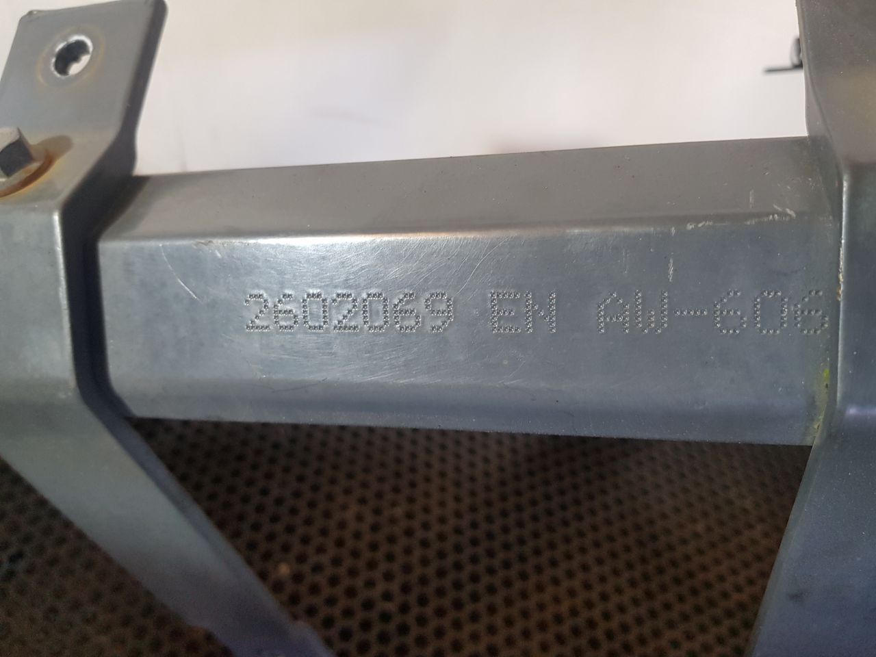 крепление ( кронштейн ) крыла Scania G 6 серия 2018, 12.7 л., DC 13.148, дизель, АКПП, white ivory, задний привод, 2602065, 2602069, 2893281 - фото №1