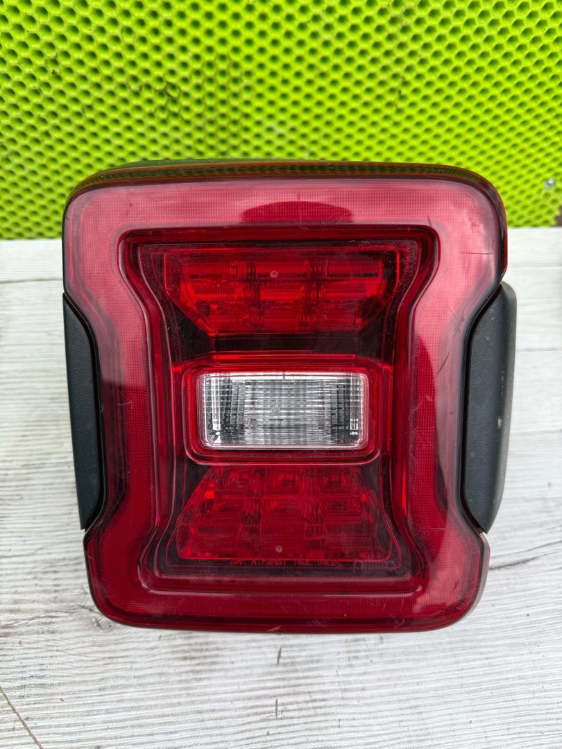 фонарь задний правый Jeep Wrangler 4 поколение JL 2021, 2.0 л., гибрид - фото №1