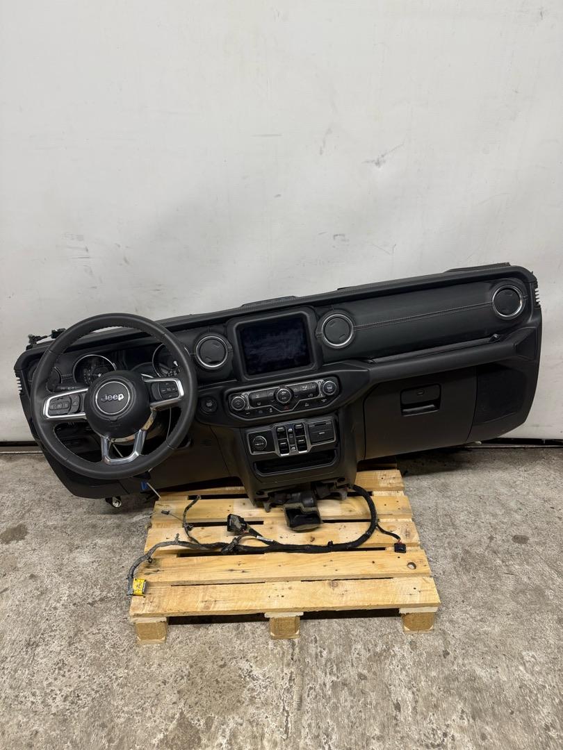 панель передняя салона (торпедо) Jeep Wrangler 4 поколение 2022, 2.0 л., бензин - фото №1
