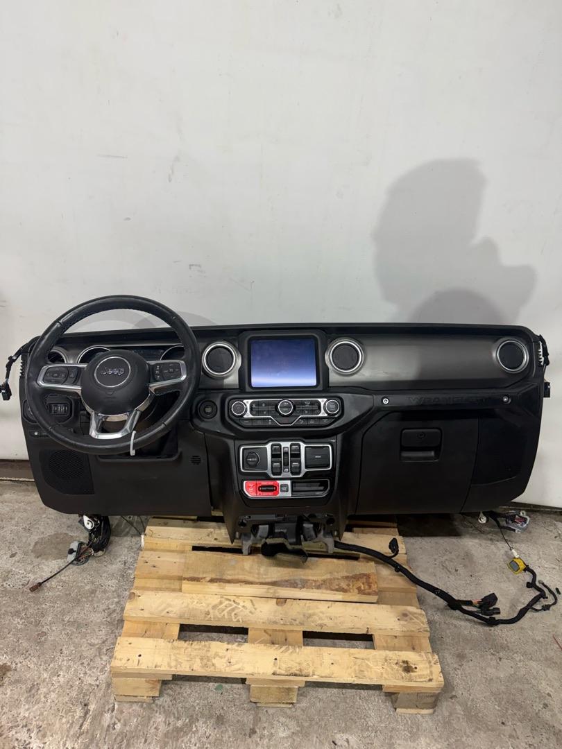 панель передняя салона (торпедо) Jeep Wrangler 4 поколение 2022, 2.0 л., бензин - фото №1