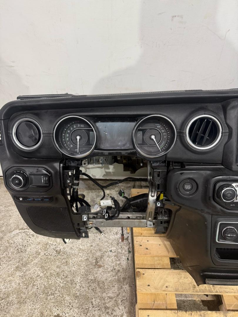 панель передняя салона (торпедо) Jeep Wrangler 4 поколение 2022, 2.0 л., бензин - фото №1