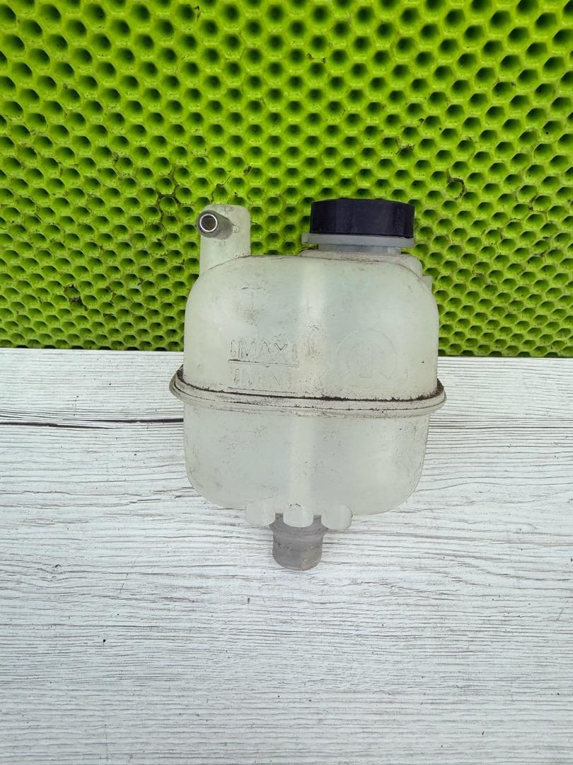 бачок расширительный Jeep Wrangler 4 поколение JL 2021, 2.0 л., гибрид, 68290093AC - фото №1