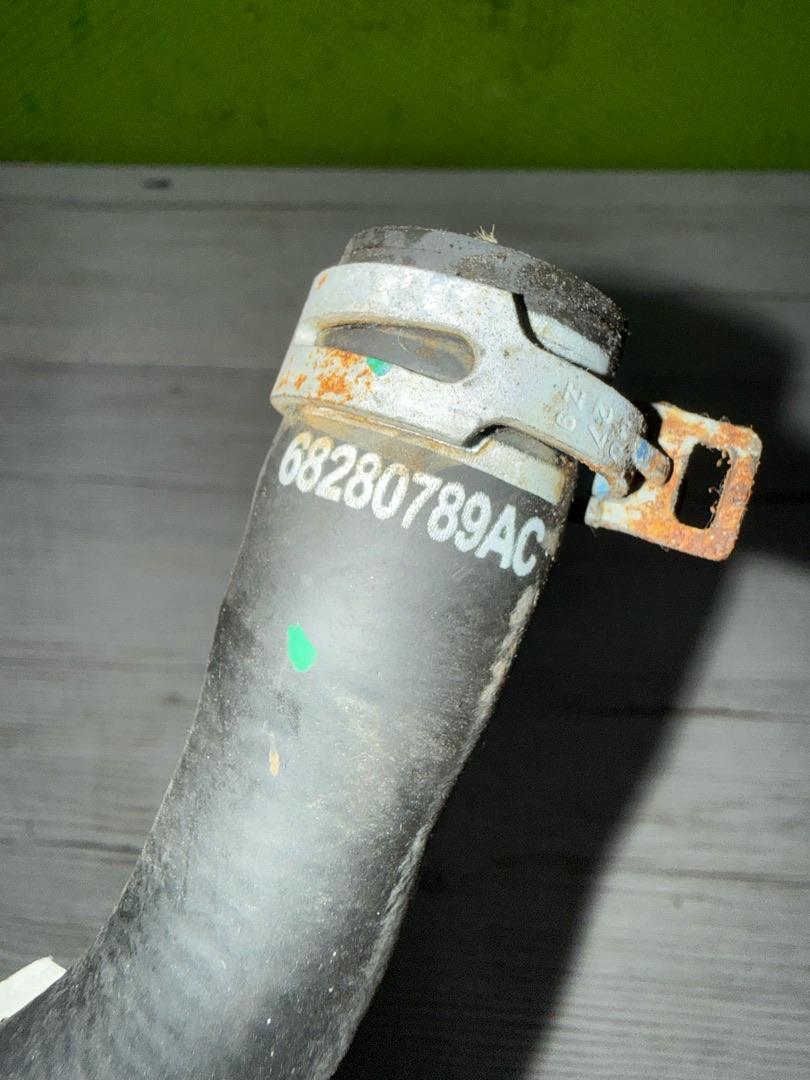 патрубок (трубопровод, шланг) Jeep Wrangler 4 поколение 2019, 2.0 л., бензин, 68280789AC - фото №1