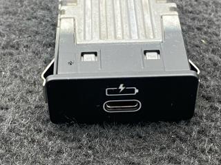 разъем AUX / USB BMW X7 G07 [рестайлинг] G07 2024, 4.0 л., дизель, АКПП, 416, внедорожник 5 дв., полный привод, 5A84164