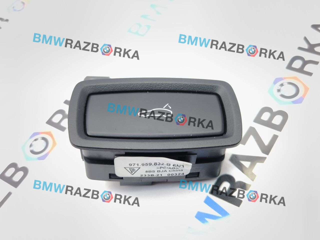 кнопка открытия багажника Porsche Taycan 1 поколение 2022, электро, универсал, полный привод, правый руль, 971959832, 971959832B - фото №1