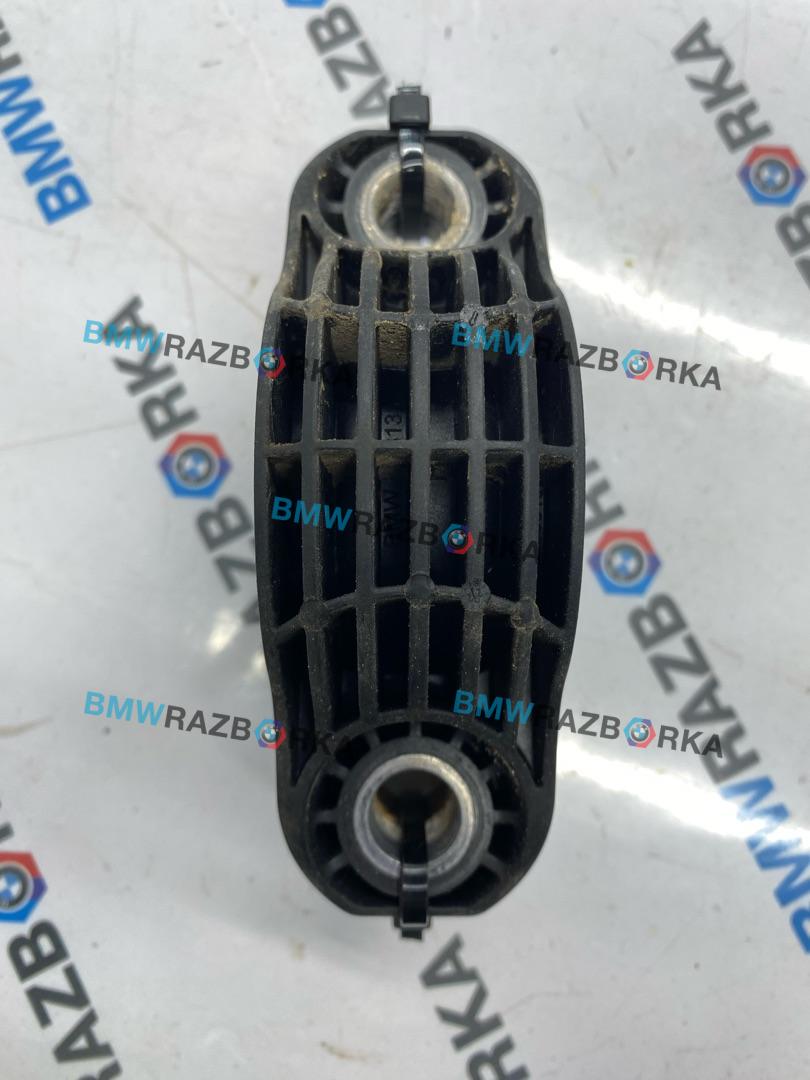 крепление стабилизатора / втулки стабилизатора BMW 8 Gran Coupe G16 2022, 3.0 л., бензин, седан, задний привод, правый руль, 6861471, 31356861471, 31356861472, 6861472 - фото №1