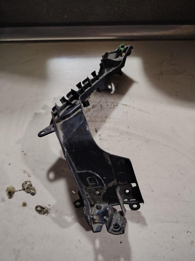Крепление бампера заднего Renault Scenic 2 поколение (2003 - 2006), 1.5 л., дизель, 8200156748 - фото №1