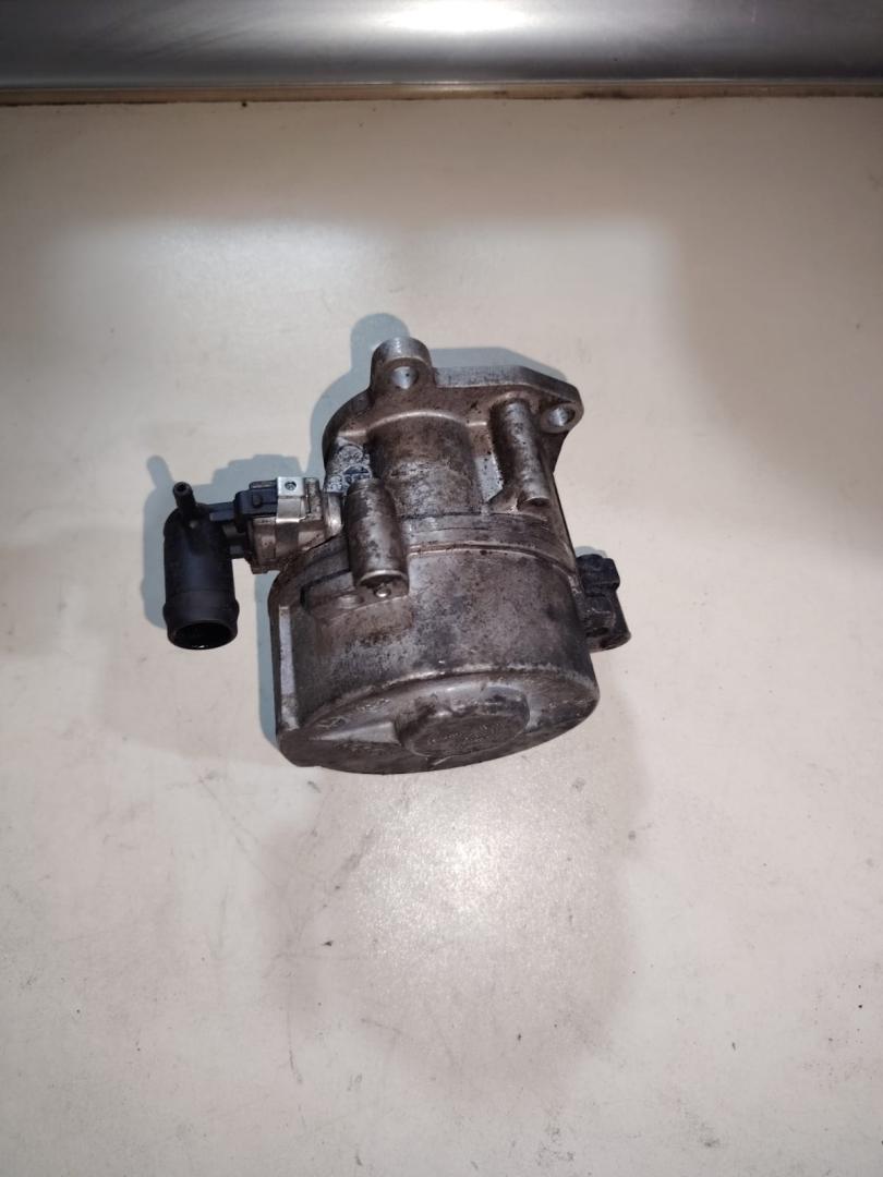 насос вакуумный Renault Megane 1 поколение (1995 - 1999), 1.9 л., дизель, 146505272R, 8200123491, 8200451323, 8200451223, 8200354368, 8200322916, 8201005306, 8200577807, 8200521381, 8200720558 - фото №1