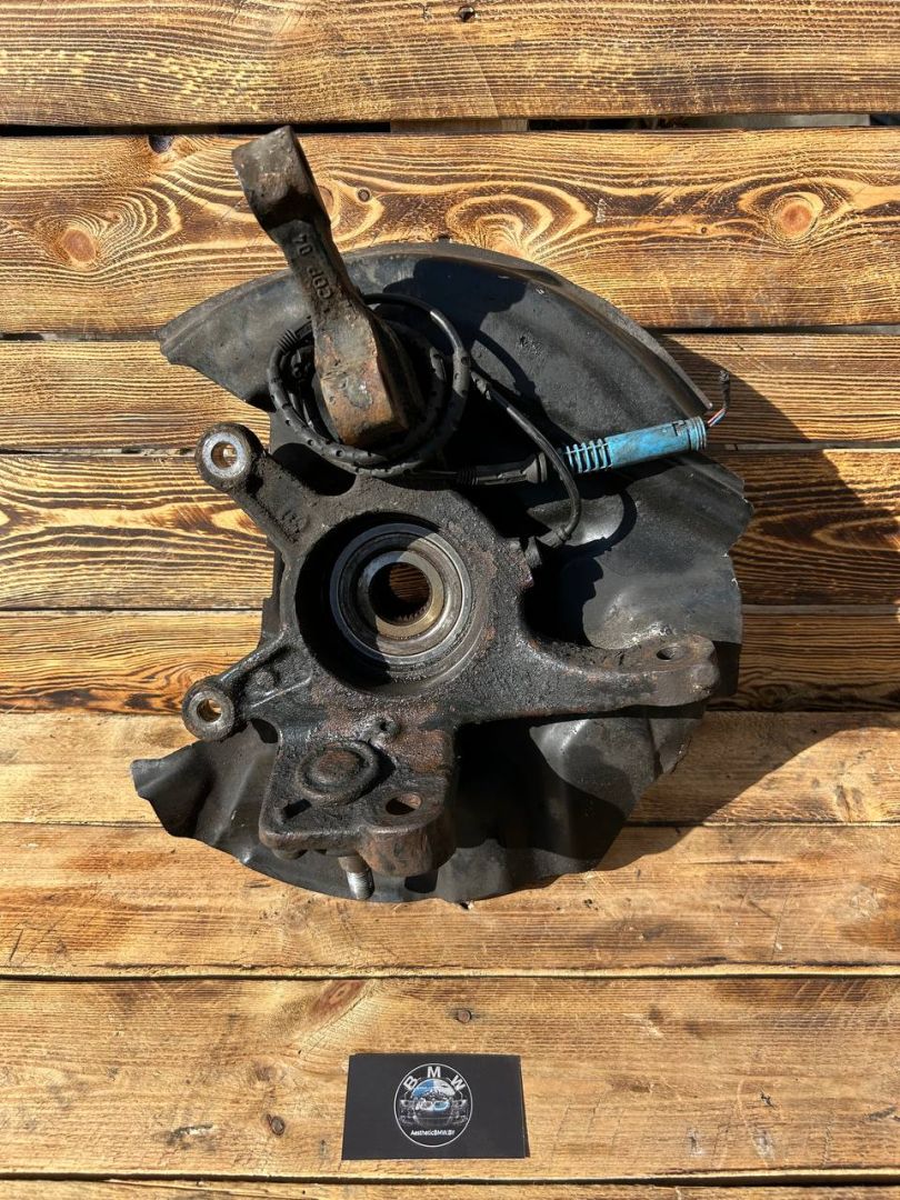 кулак поворотный левый Land Rover Range Rover 3 поколение L322 2004, 4.4 л., M62 B44, бензин, АКПП, внедорожник 5 дв. - фото №1