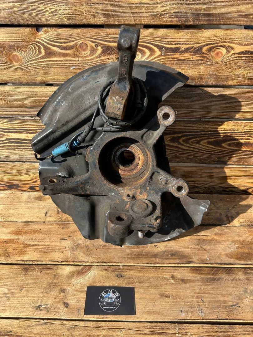кулак поворотный правый Land Rover Range Rover 3 поколение L322 2004, 4.4 л., M62 B44, бензин, АКПП, внедорожник 5 дв. - фото №1