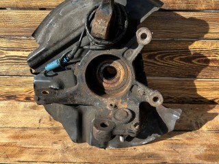 кулак поворотный правый Land Rover Range Rover 3 поколение L322 2004, 4.4 л., M62 B44, бензин, АКПП, внедорожник 5 дв.