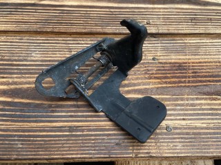 захватный крюк капота Land Rover Range Rover 3 поколение L322 2004, 4.4 л., M62 B44, бензин, АКПП, внедорожник 5 дв.