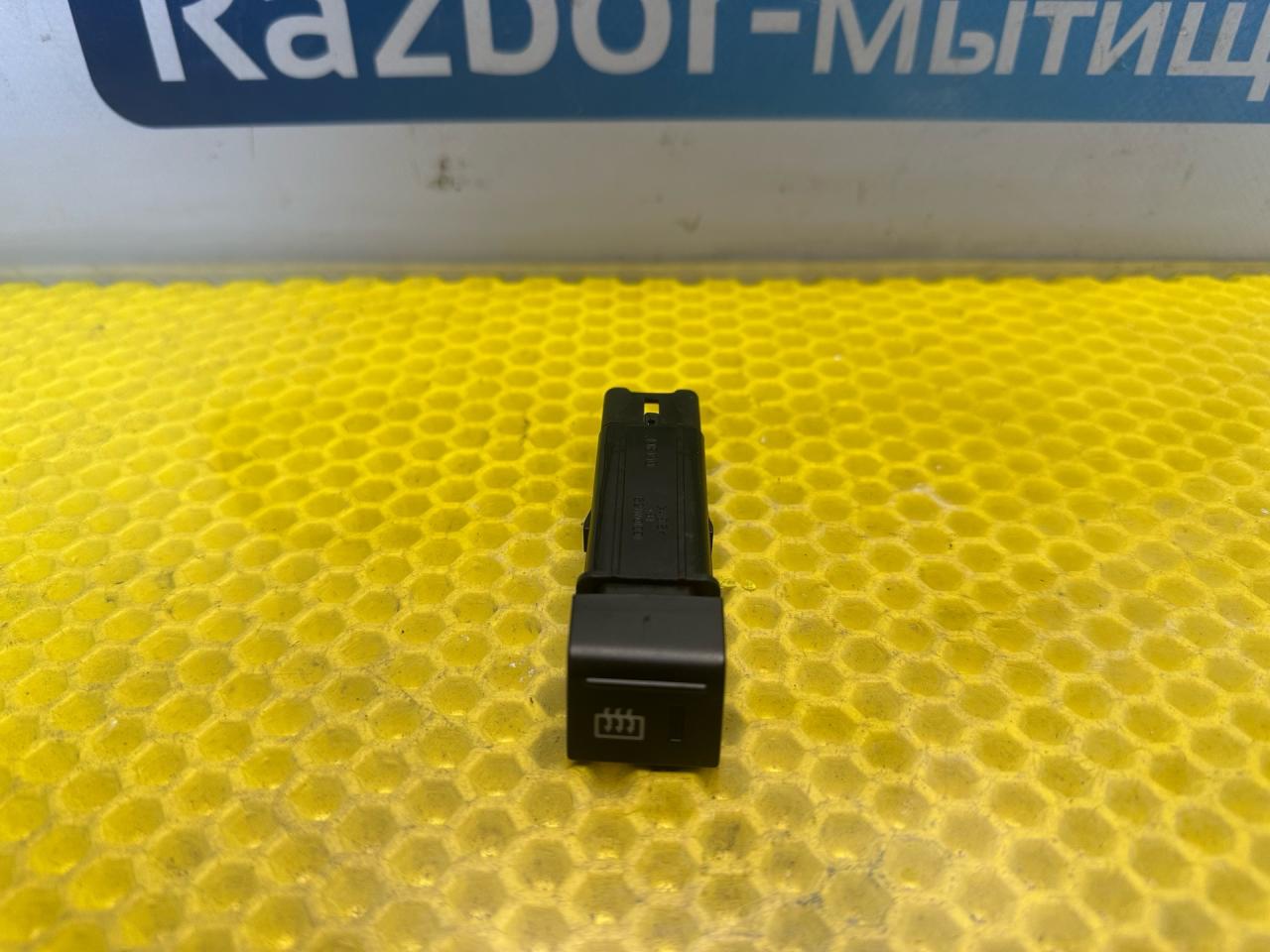 кнопка обогрева заднего стекла Hyundai Getz 1 поколение 2005, 1.3 л., G4EA, бензин, МКПП, красный, передний привод - фото №1