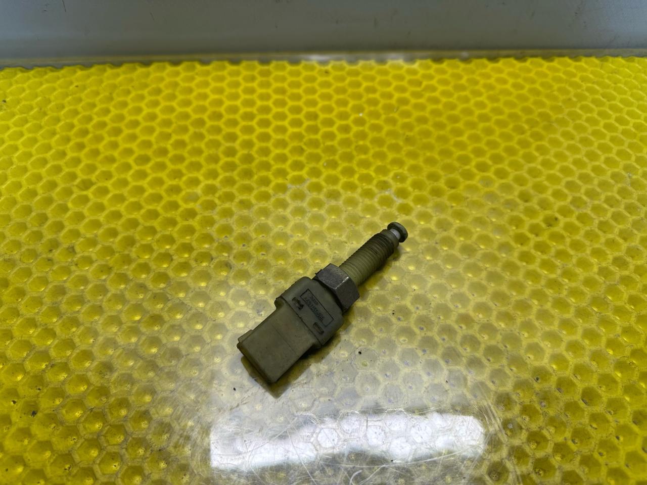 Датчик педали тормоза (лягушка) Audi A6 4B/C5 1999, 2.4 л., ALF, бензин, АКПП, седан, 443.945515 - фото №1