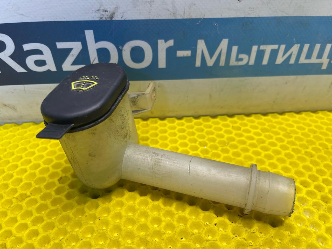 горловина бачка омывателя Ford Focus 1 поколение 2001, 2.0 л., EDDB, бензин, АКПП, седан, XS41-8K528-AD - фото №1