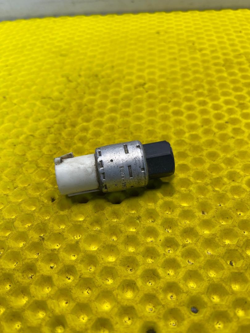 датчик кондиционера Ford Focus 1 поколение CAK 2001, 2.0 л., АКПП, 95B-19E561-AA - фото №1