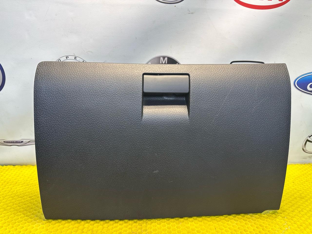 бардачок Hyundai Getz 1 поколение 2005, 1.3 л., G4EA, бензин, МКПП, красный, передний привод - фото №1