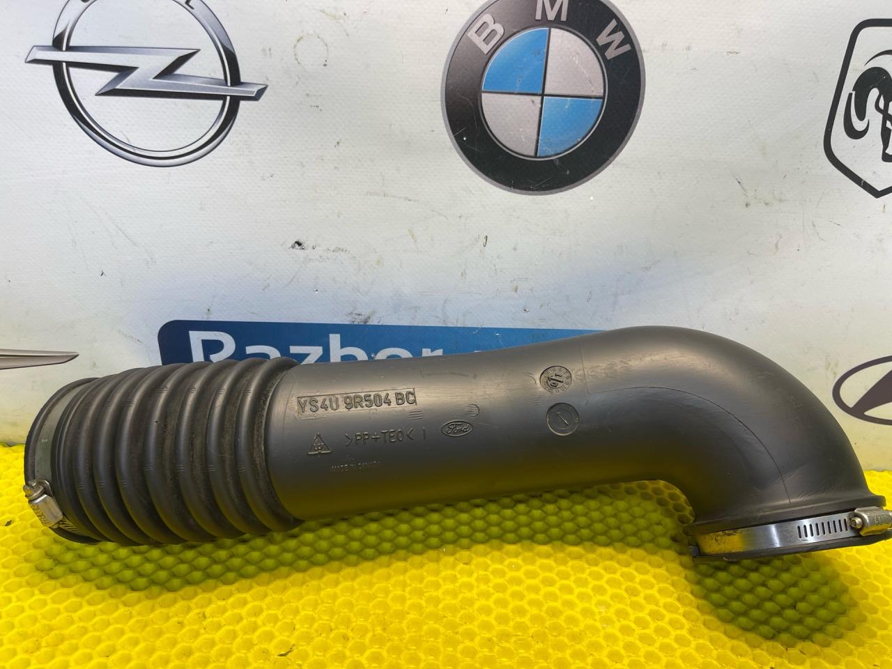 патрубок воздушного фильтра Ford Focus 1 поколение 2001, 2.0 л., EDDB, бензин, АКПП, седан, YS4U9R504BC - фото №1