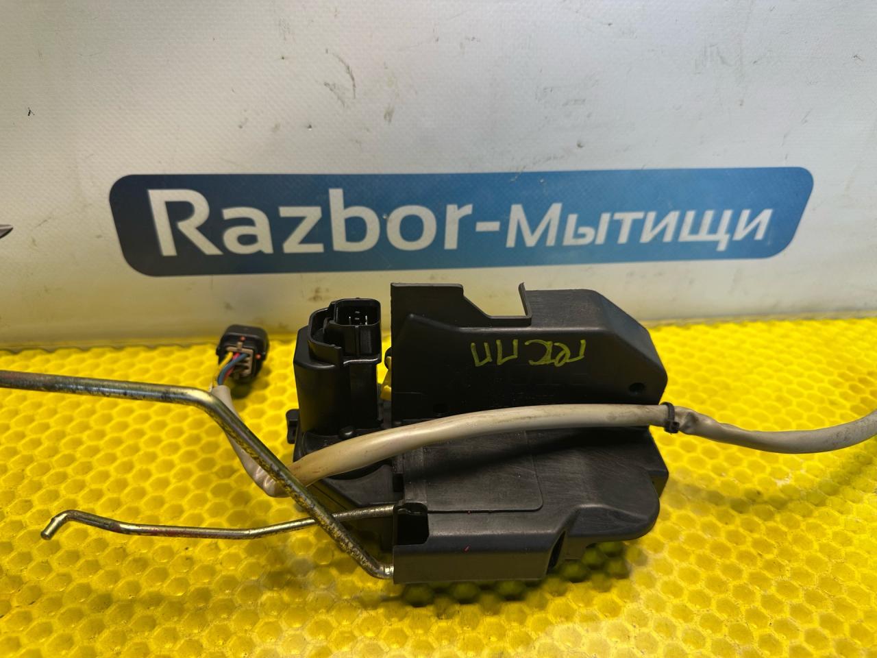 замок двери передней правой Hyundai Getz 1 поколение 2005, 1.3 л., G4EA, бензин, МКПП, красный, передний привод, 813201C011 - фото №1