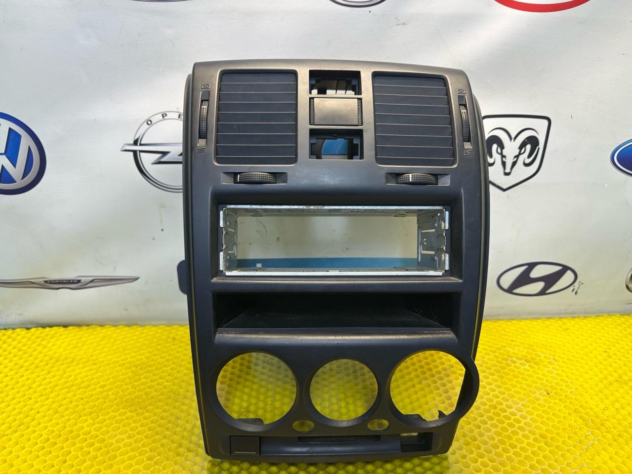 Декоративная накладка центральной консоли Hyundai Getz 1 поколение 2005, 1.3 л., G4EA, бензин, МКПП, красный, передний привод, 84740-1C050 - фото №1