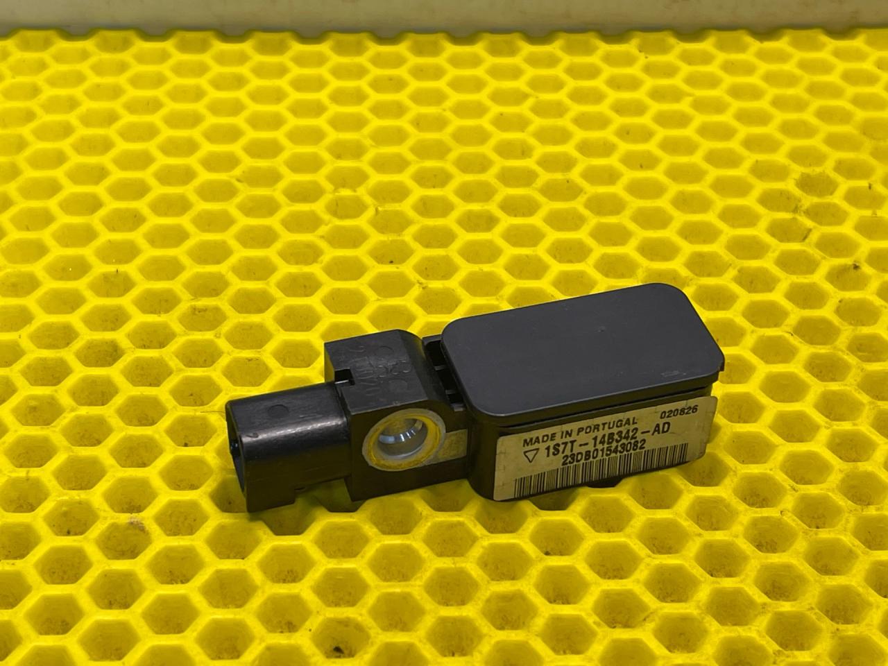 датчик удара Ford Mondeo 3 поколение 2003, 2.0 л., бензин, МКПП, универсал, 1S7T-145342-AD - фото №1