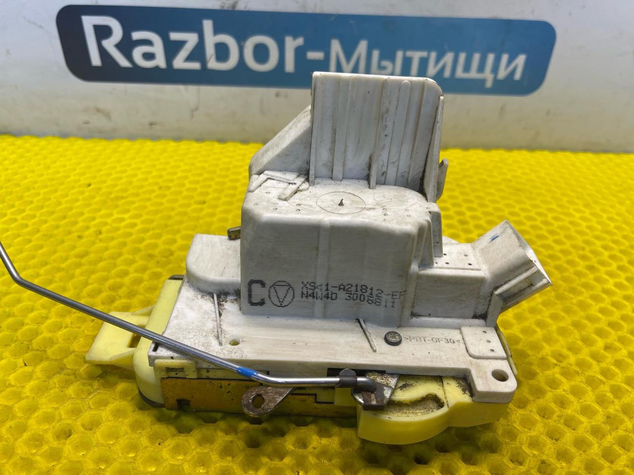 замок двери передней правой Ford Focus 1 поколение 2001, 2.0 л., EDDB, бензин, АКПП, седан, XS41-A21812-EF - фото №1