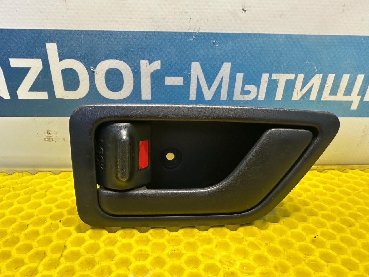 ручка внутренняя задняя правая Hyundai Getz 1 поколение 2005, 1.3 л., G4EA, бензин, МКПП, красный, передний привод - фото №1