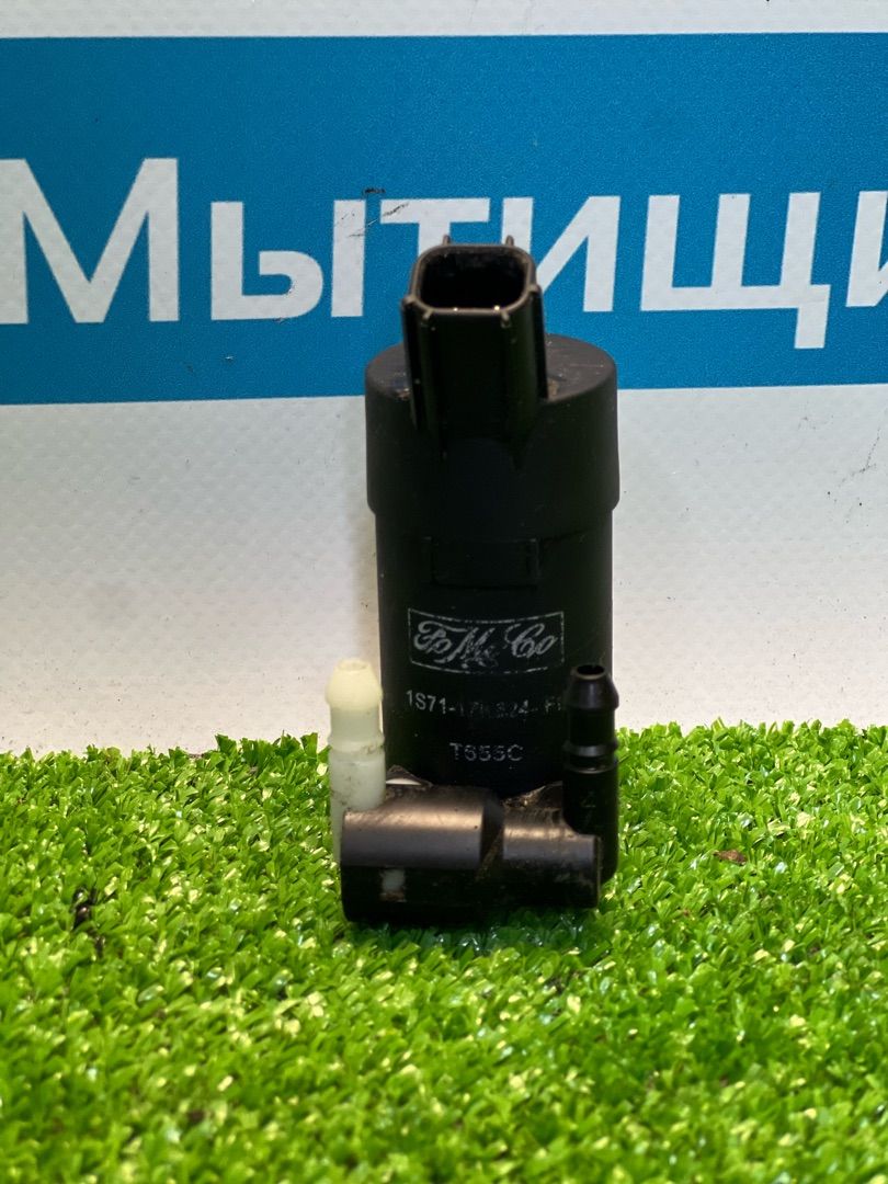 насос (моторчик) омывателя стекла Ford Focus 2 поколение BK 2006, 1.4 л., ASDB, бензин, желтый, купе, передний привод, 1S7117K624 - фото №1