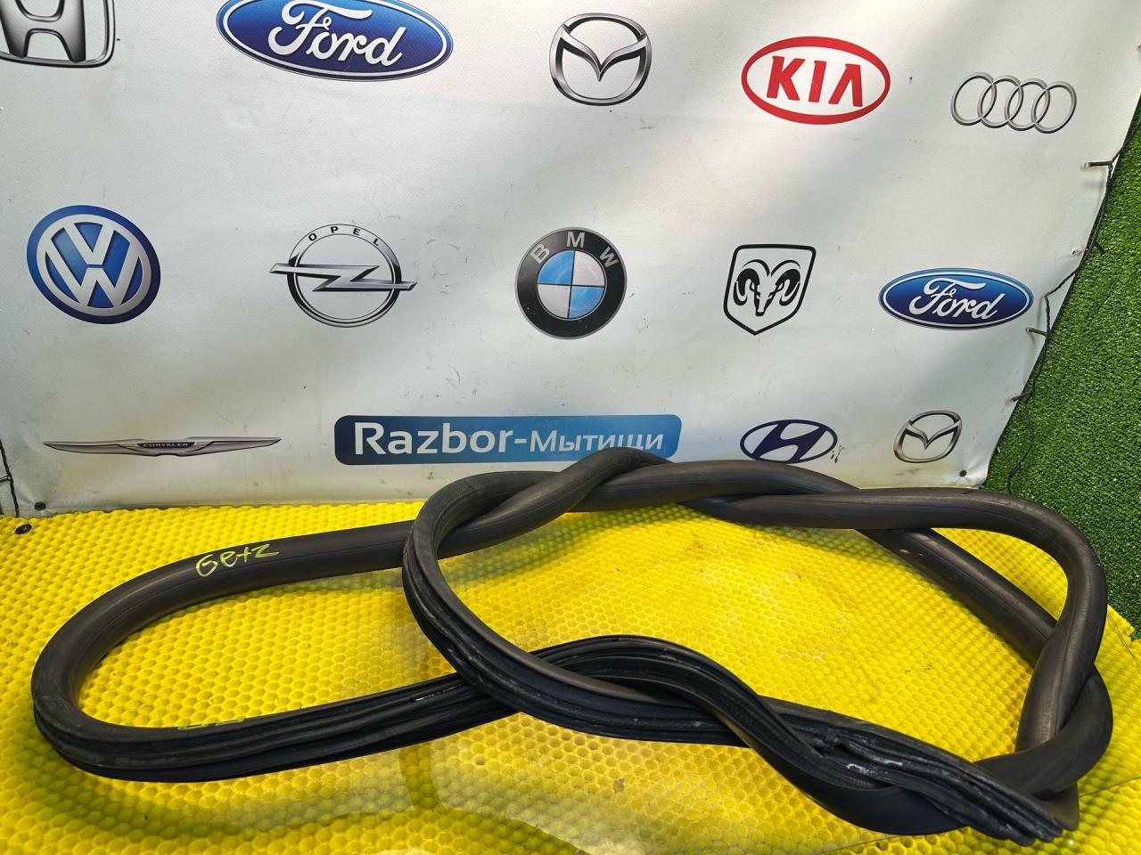 уплотнитель двери Hyundai Getz 1 поколение 2005, 1.3 л., G4EA, бензин, МКПП, красный, передний привод - фото №1