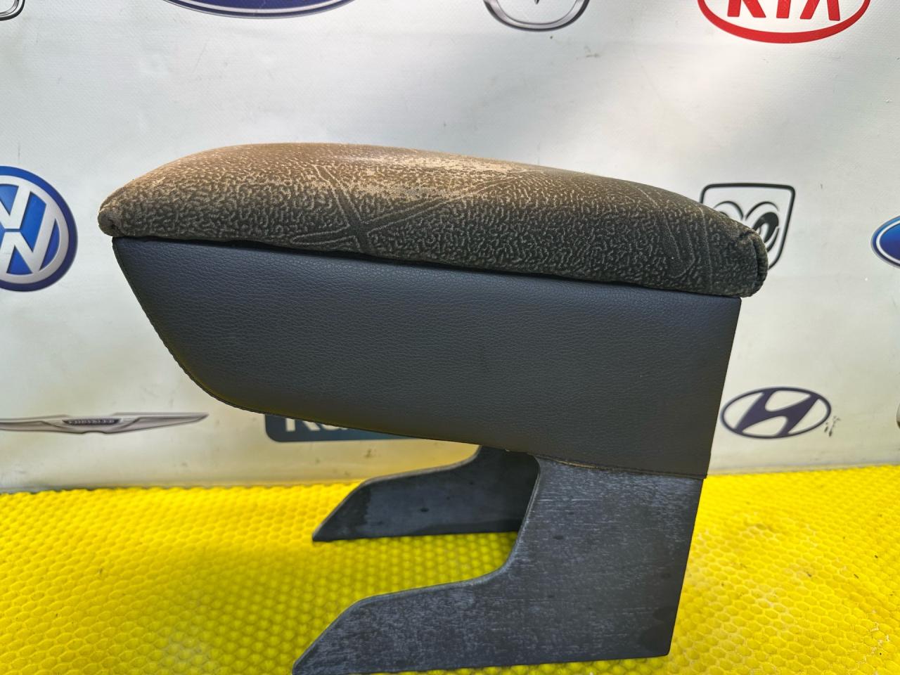 подлокотник Hyundai Getz 1 поколение 2005, 1.3 л., G4EA, бензин, МКПП, красный, передний привод - фото №1