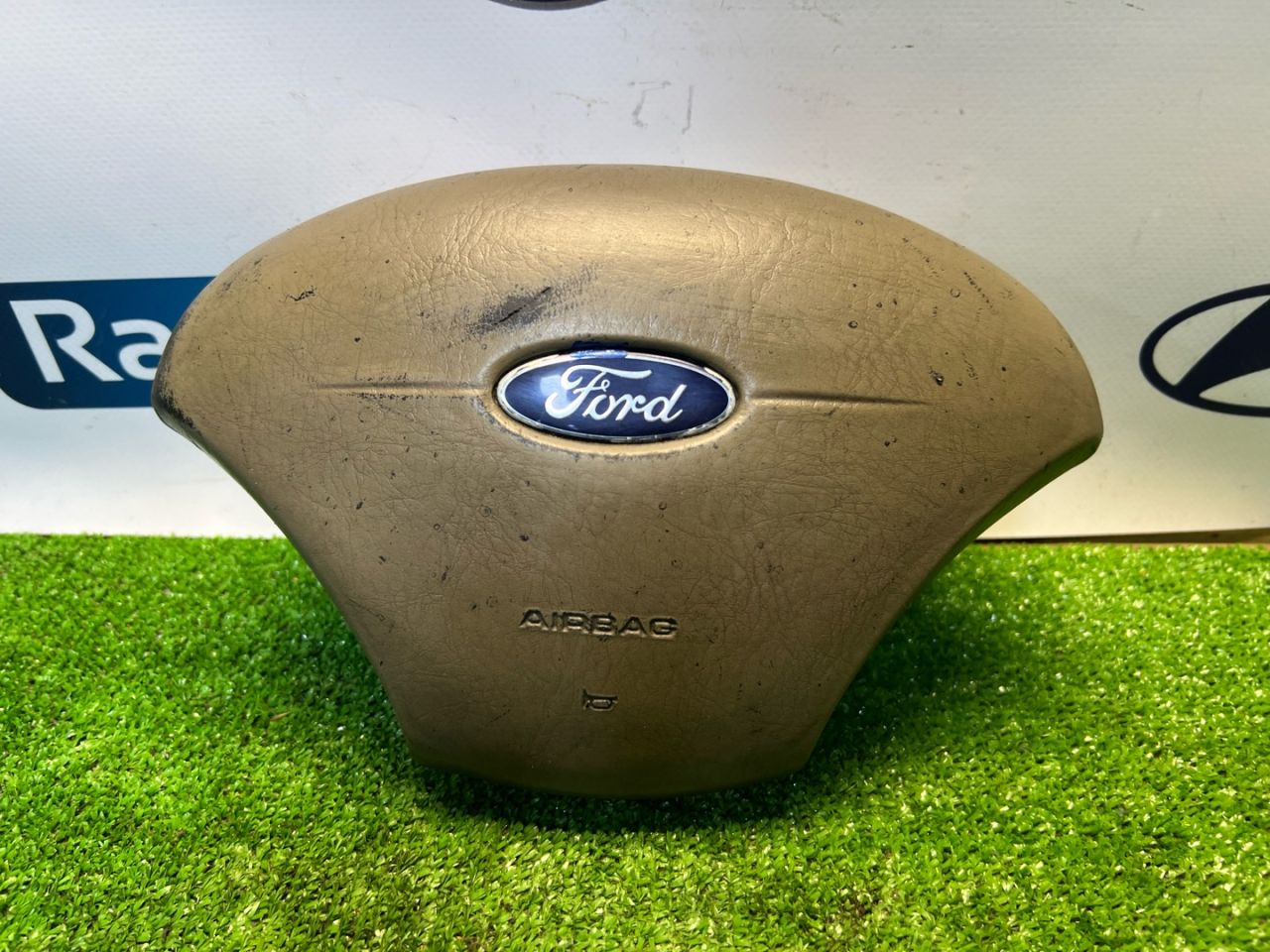 подушка безопасности водителя Ford Focus 1 поколение CAK 2000, 2.0 л., EDBB, бензин, АКПП, черный, седан, передний привод - фото №1