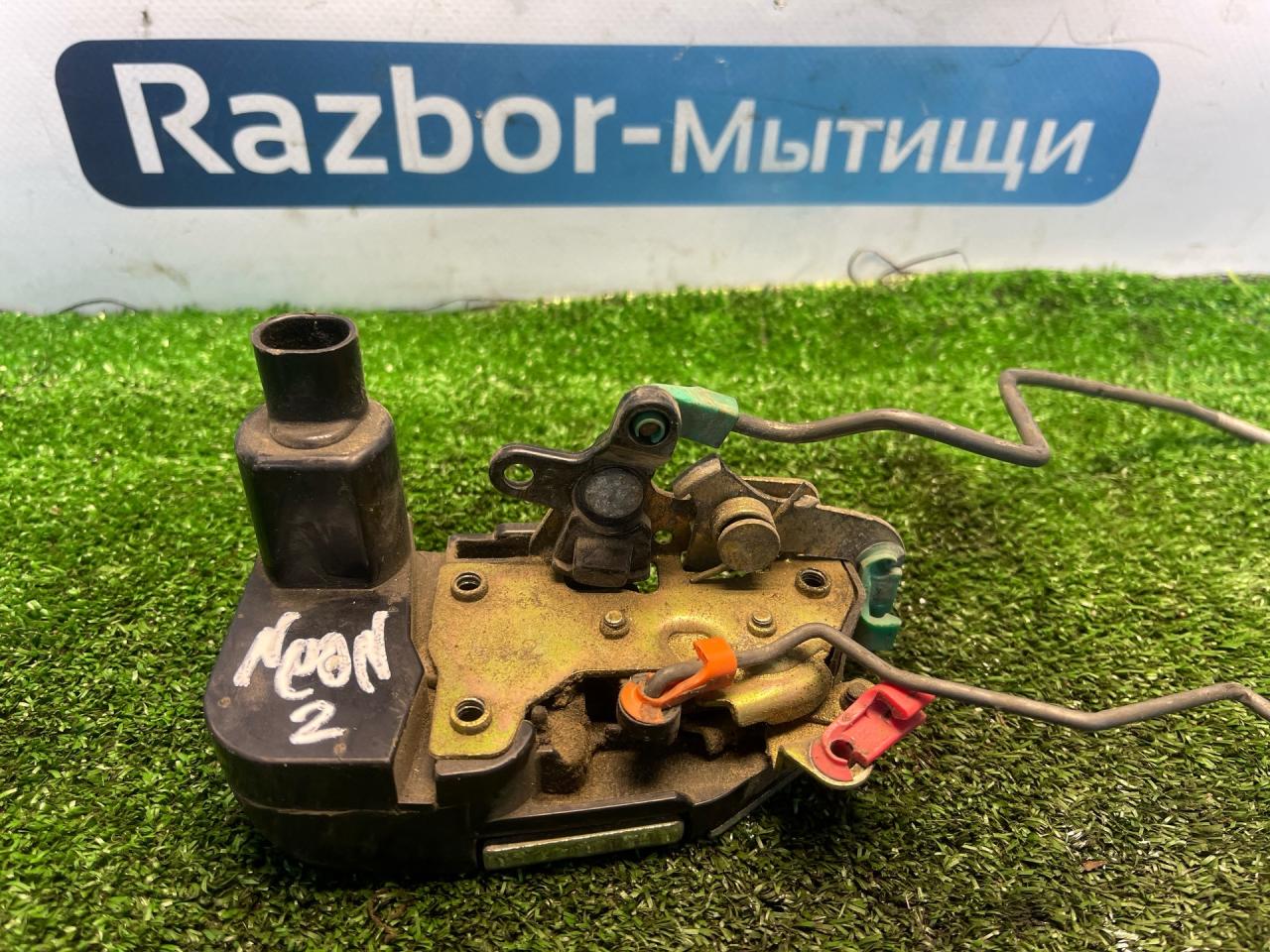 замок двери передней левой Dodge Neon 2 поколение 2001, 2.0 л., ECB, бензин, АКПП, седан - фото №1