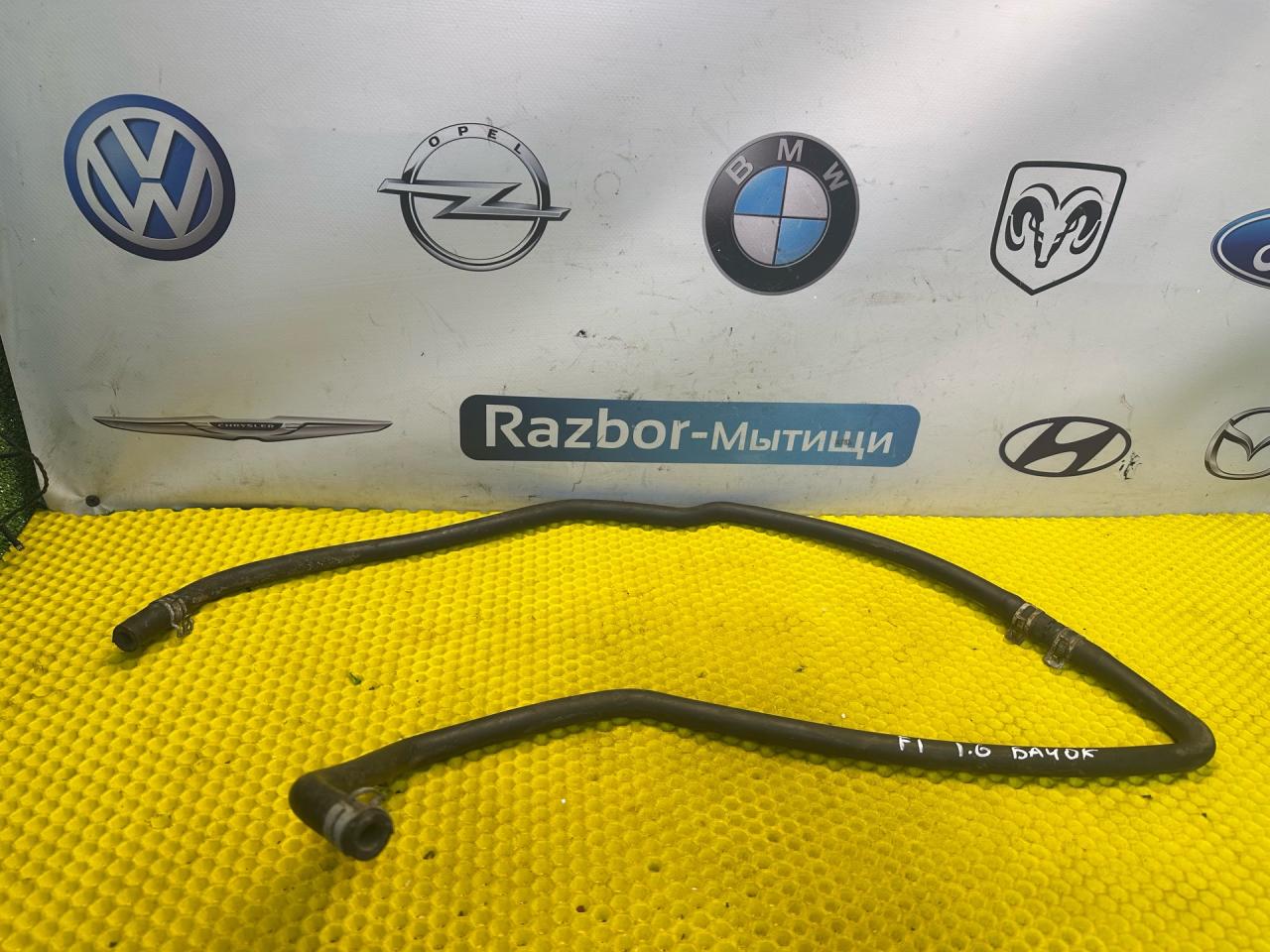 патрубок расширительного бачка Ford Focus 1 поколение 2001, 2.0 л., EDDB, бензин, АКПП, седан - фото №1