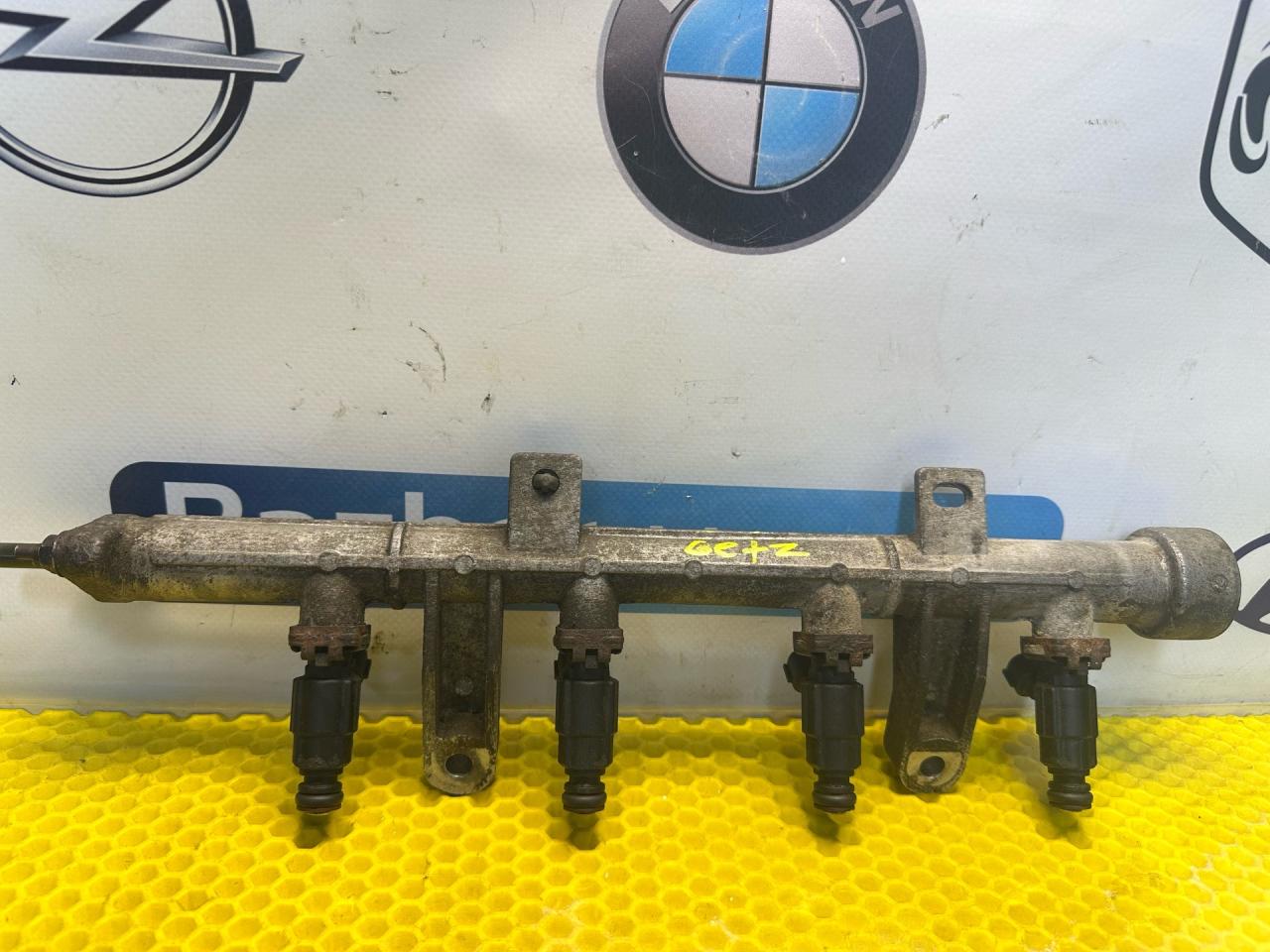 топливная рампа Hyundai Getz 1 поколение 2005, 1.3 л., G4EA, бензин, МКПП, красный, передний привод, 3530426610 - фото №1