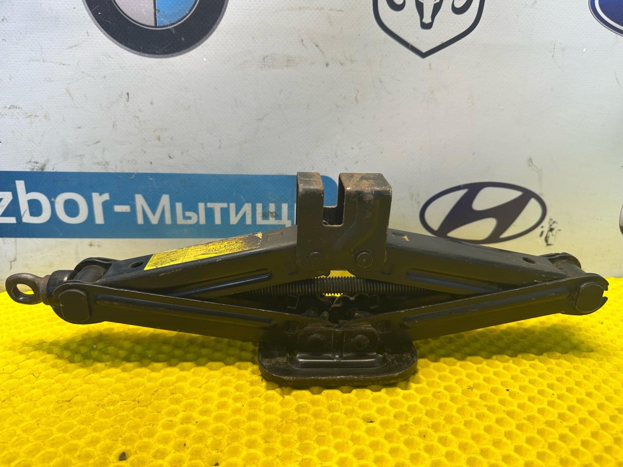 домкрат Ford Focus 1 поколение 2001, 2.0 л., EDDB, бензин, АКПП, седан - фото №1