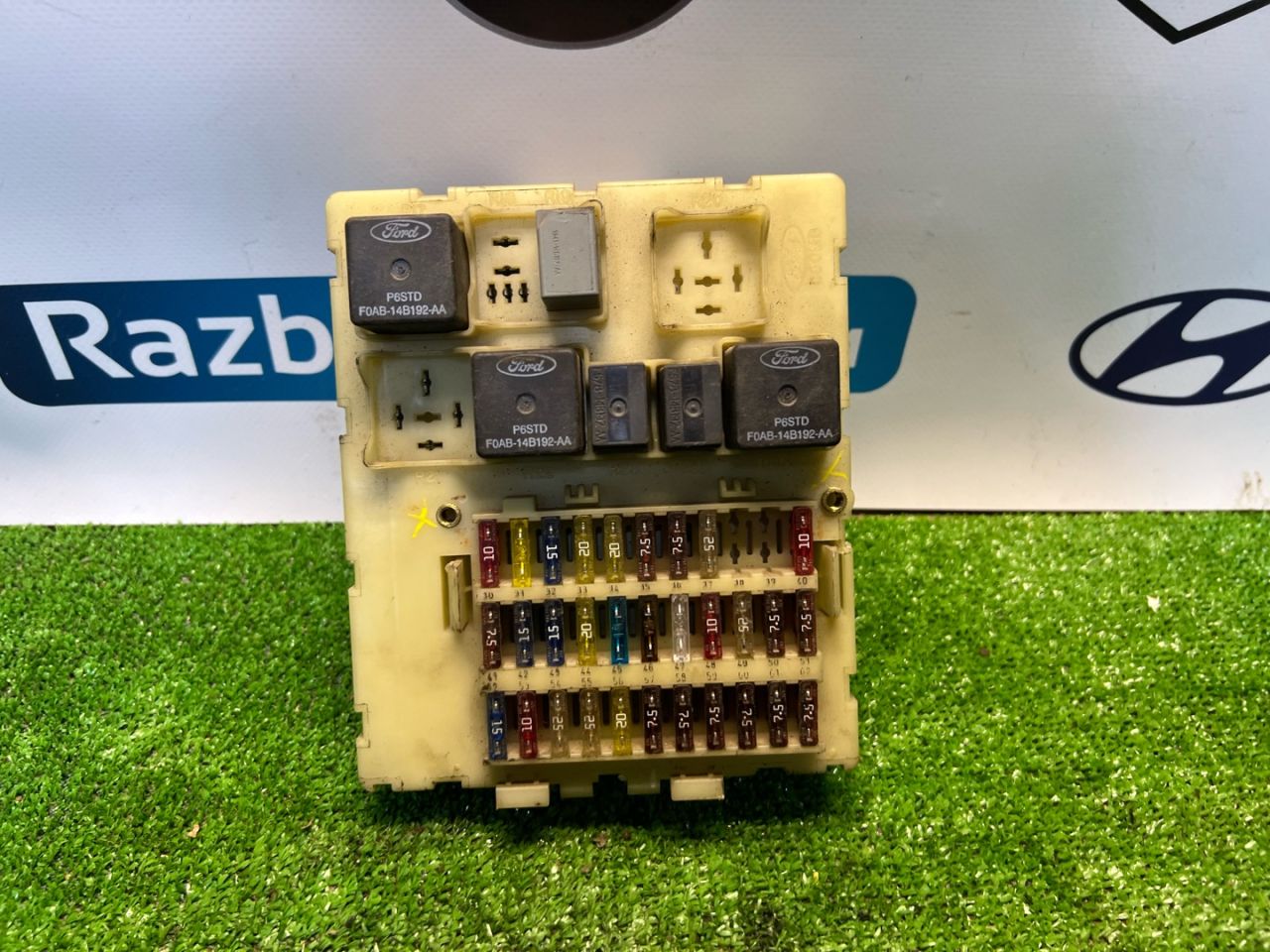 блок предохранителей Ford Focus 1 поколение CAK 2000, 2.0 л., EDBB, бензин, АКПП, черный, седан, передний привод, 4S4T-14A073 - фото №1