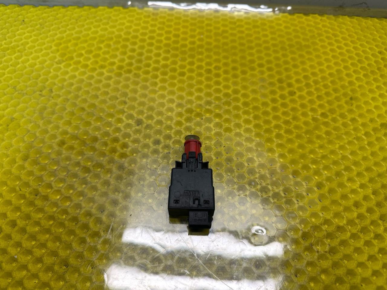 Датчик педали тормоза (лягушка) BMW 5 серия E34 1990, 2.0 л., M50 B20 TU, бензин, МКПП, седан - фото №1