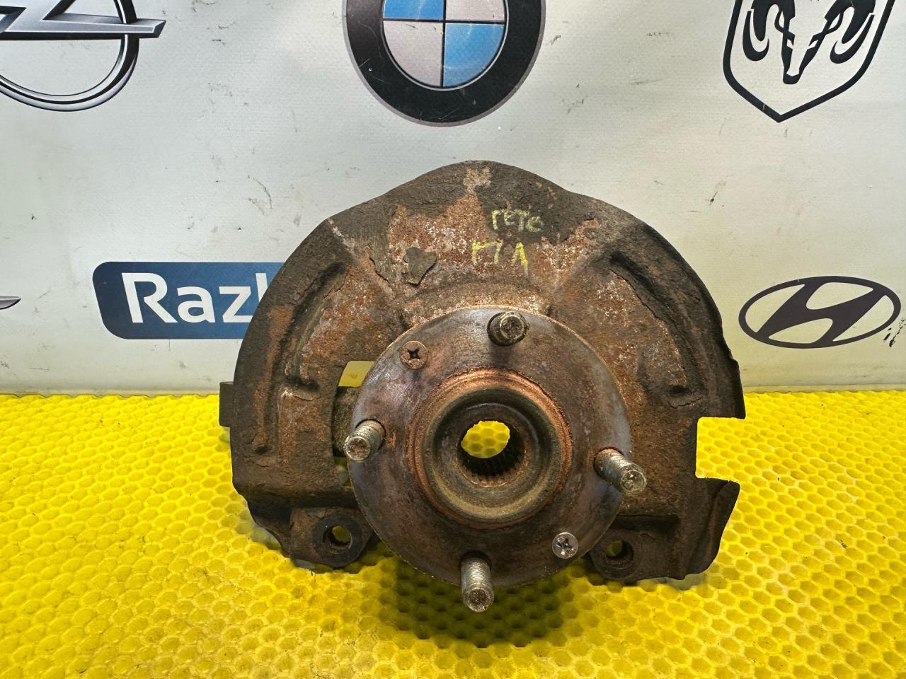 кулак поворотный левый Hyundai Getz 1 поколение 2005, 1.3 л., G4EA, бензин, МКПП, красный, передний привод - фото №1