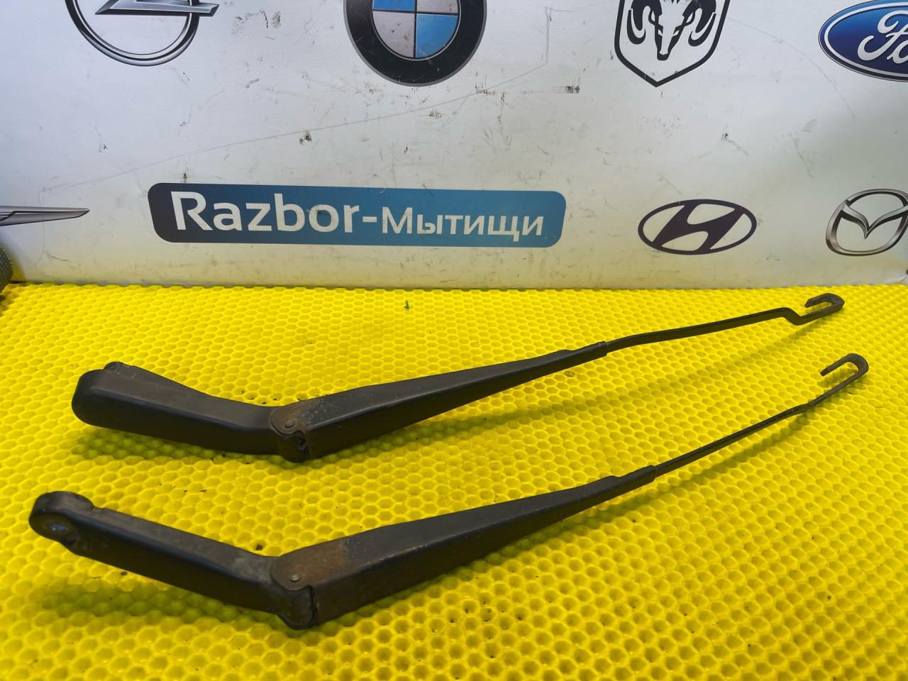 щеткодержатель (поводок стеклоочистителя, дворник) Ford Mondeo 3 поколение 2003, 2.0 л., бензин, МКПП, универсал, 1S7117526CB - фото №1