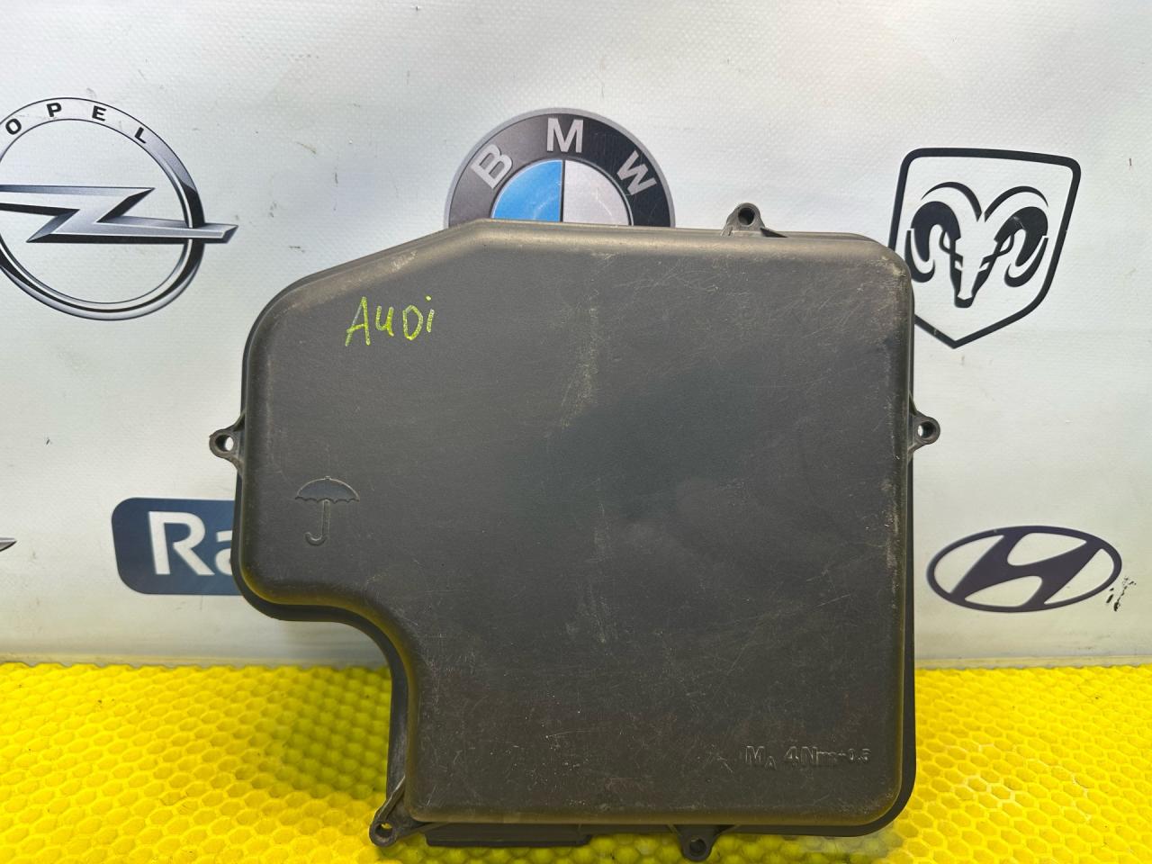 крышка блока предохранителей Audi A6 4B/C5 1999, 2.4 л., ALF, бензин, АКПП, седан, 801907613A - фото №1