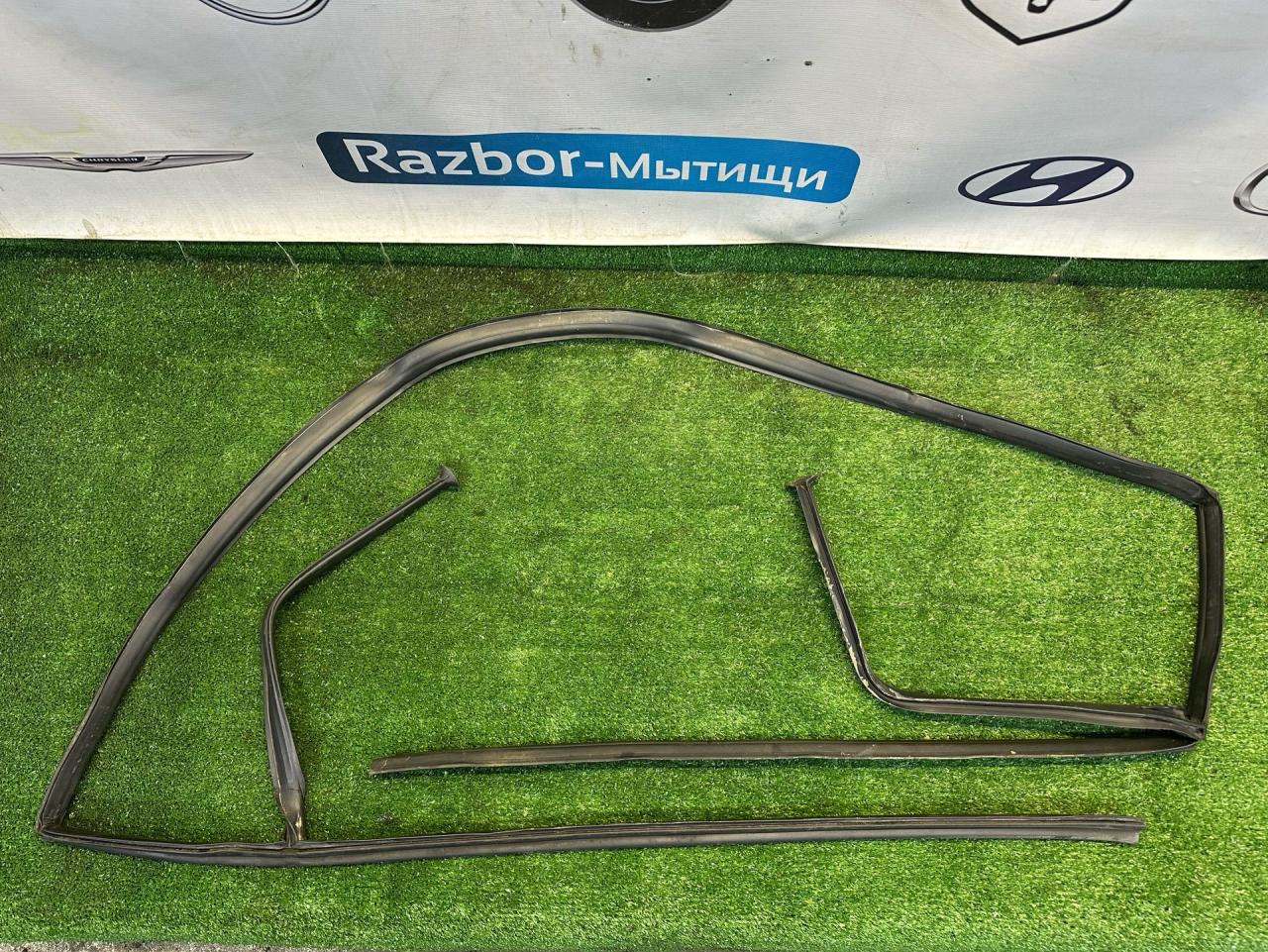 уплотнитель подкапотного пространства BMW 5 серия E34 1990, 2.0 л., M50 B20 TU, бензин, МКПП, седан - фото №1