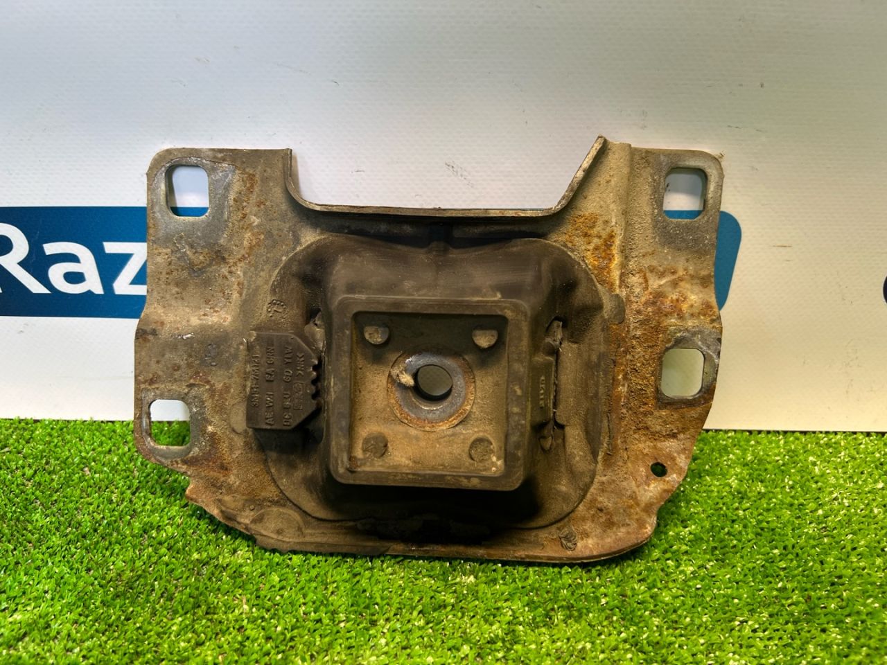 подушка крепления двигателя Ford Focus 2 поколение BK 2006, 1.4 л., ASDB, бензин, желтый, купе, передний привод, 3M517M121 - фото №1