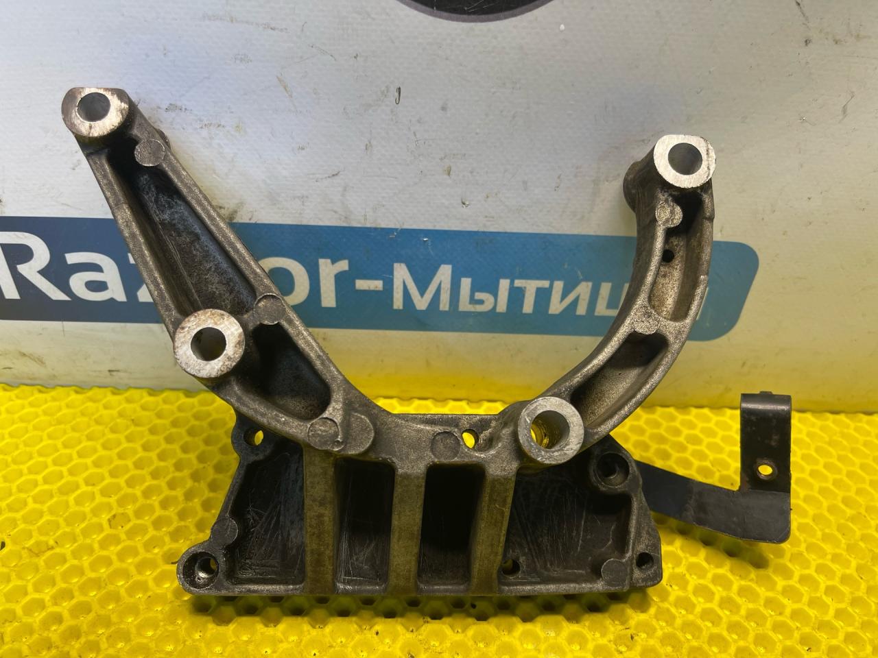 кронштейн гидроусилителя Ford Focus 1 поколение 2001, 2.0 л., EDDB, бензин, АКПП, седан, 97BB-3K738AE - фото №1