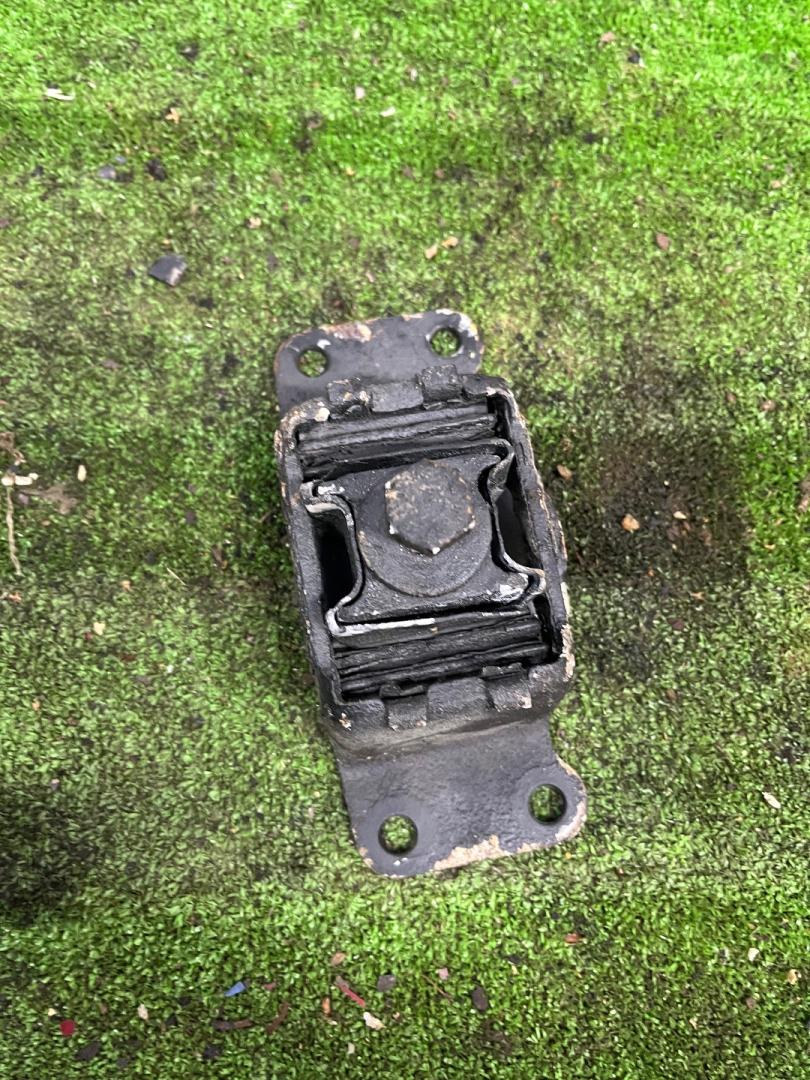 кронштейн редуктора BMW 5 серия E34 1991, 2.0 л., M50 B20, бензин, МКПП, седан, задний привод - фото №1