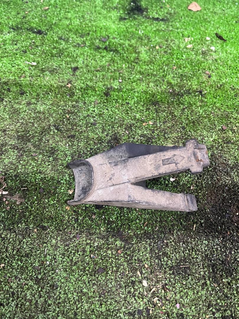 кронштейн радиатора BMW 5 серия E34 1991, 2.0 л., M50 B20, бензин, МКПП, седан, задний привод - фото №1