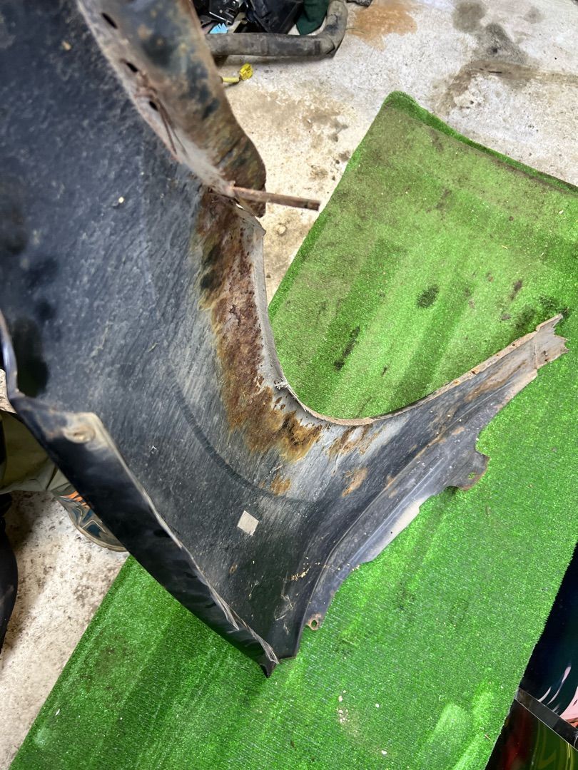 крыло Ford Focus 1 поколение CAK 2000, 2.0 л., EDBB, бензин, АКПП, черный, седан, передний привод - фото №1