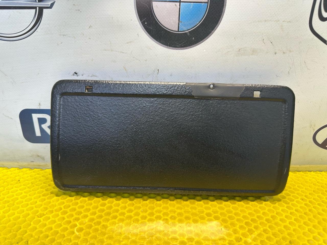 заглушка заднего бампера под крюк BMW 5 серия E34 1990, 2.0 л., M50 B20 TU, бензин, МКПП, седан, 31.12-1946288 - фото №1